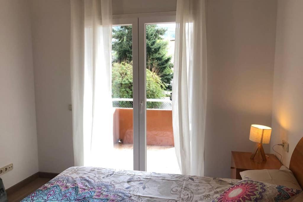 Luminoso Y Acogedor Alojamiento En Sort Apartment Luaran gambar