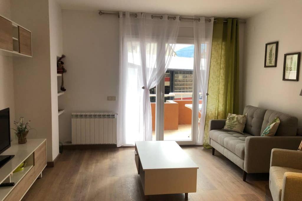 Luminoso Y Acogedor Alojamiento En Sort Apartment Luaran gambar